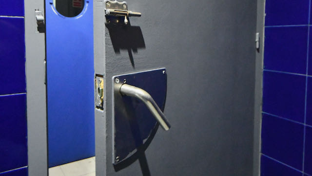 Mecanismo y cerrojo de la puerta interior