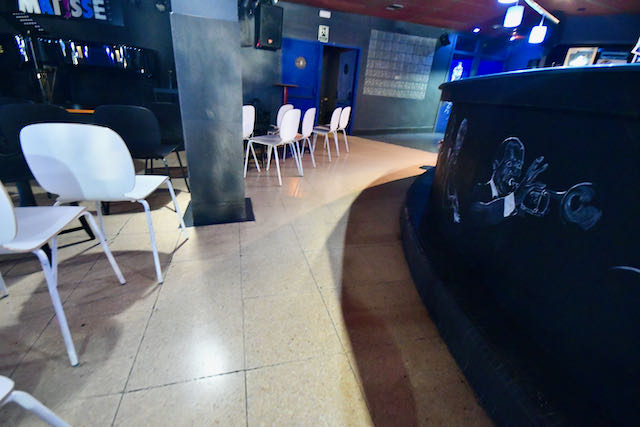 Pasillo interior junto a la barra