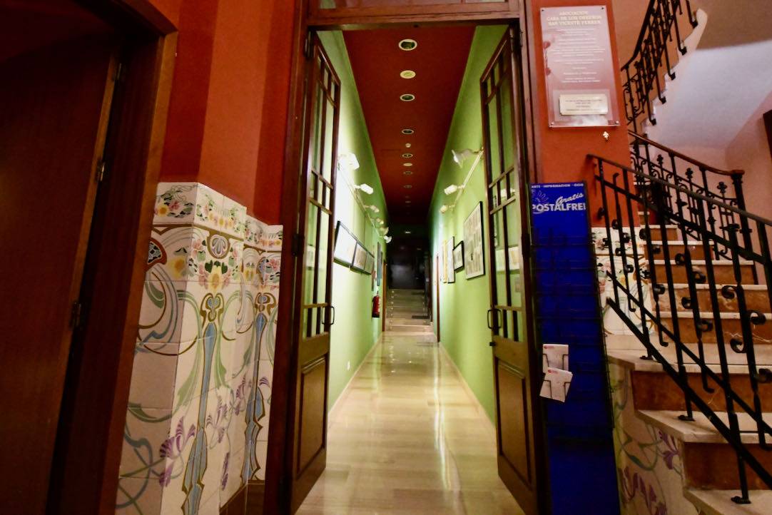 Pasillo auxiliar para acceder a los aseos