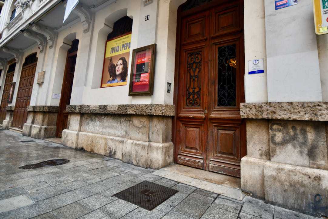 Puerta accesible. Entrada a sala y taquilla