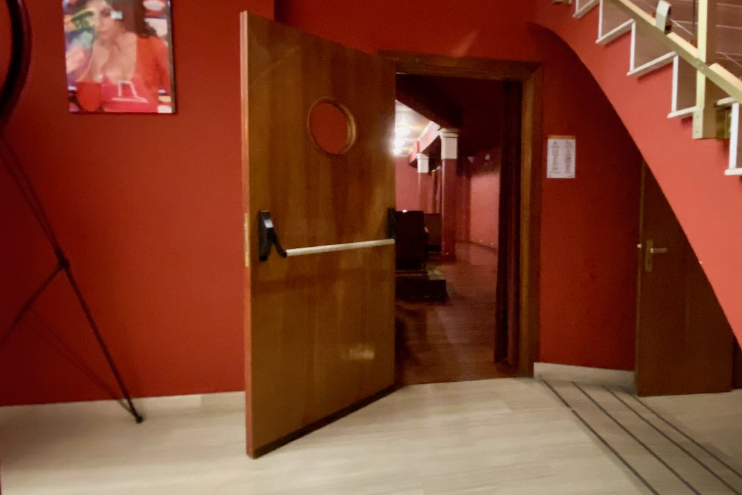 Acceso accesible al pasillo derecho de la sala