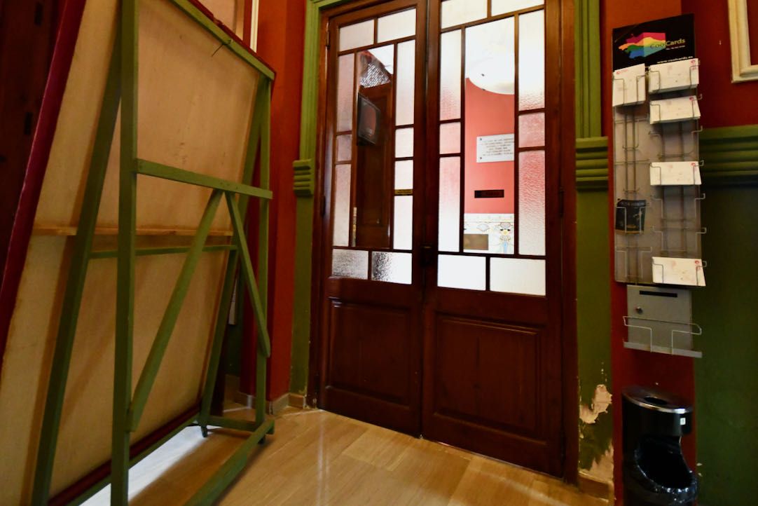 Puerta que comunica la taquilla con el vestíbulo principal