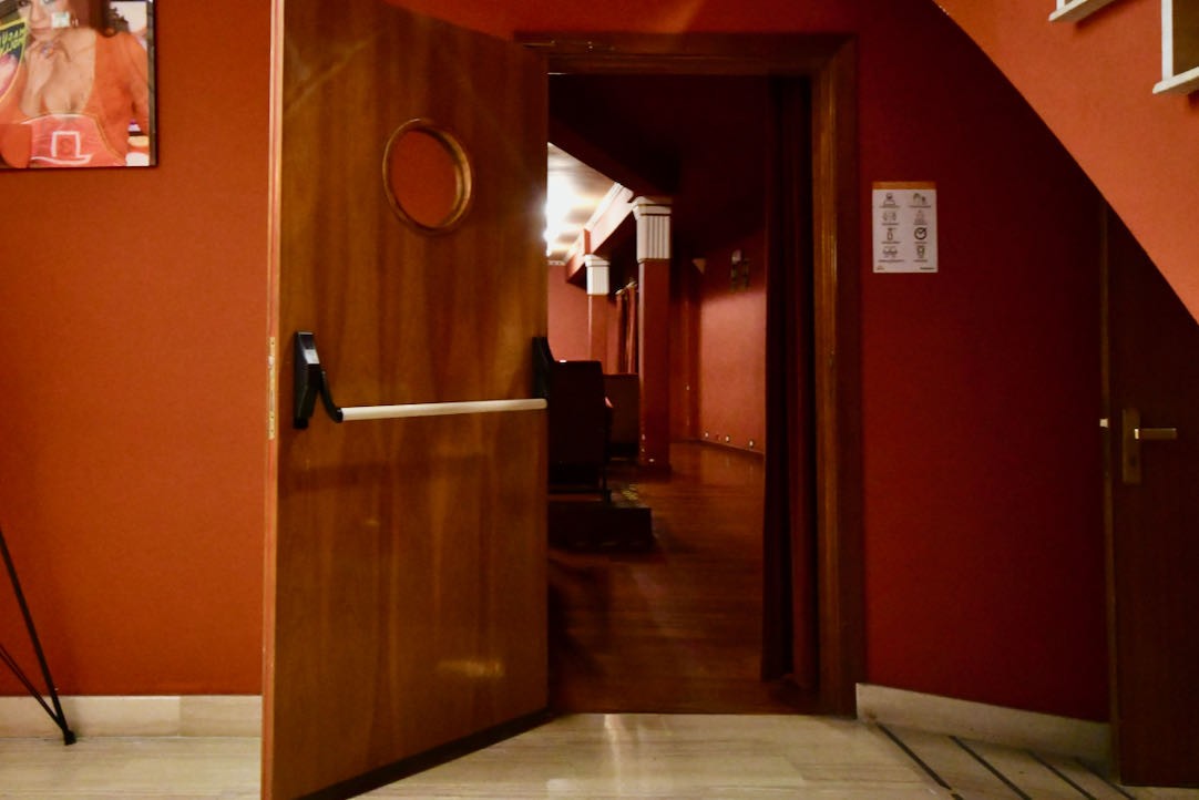Acceso accesible al pasillo derecho de la sala