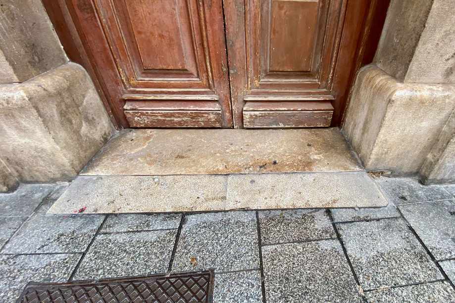 Puerta accesible. Entrada a sala y taquilla
