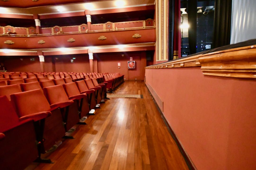 Pasillo paralelo al escenario