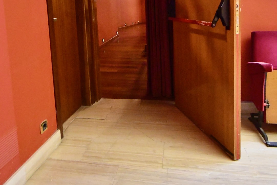 Acceso accesible al pasillo izquierdo de la sala