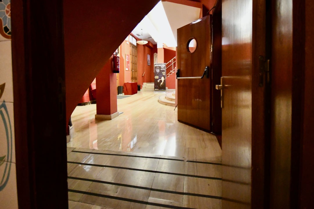 Puerta de acceso al vestíbulo principal desde taquilla