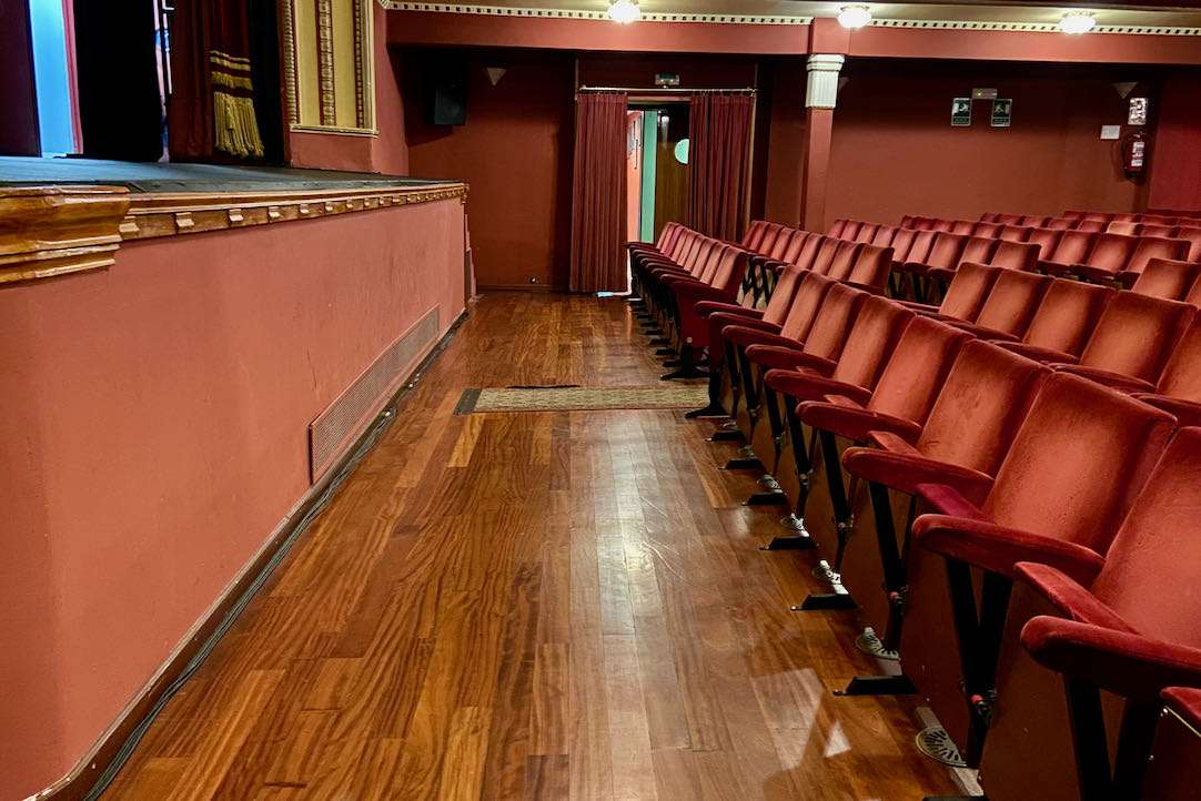 Pasillo paralelo al escenario