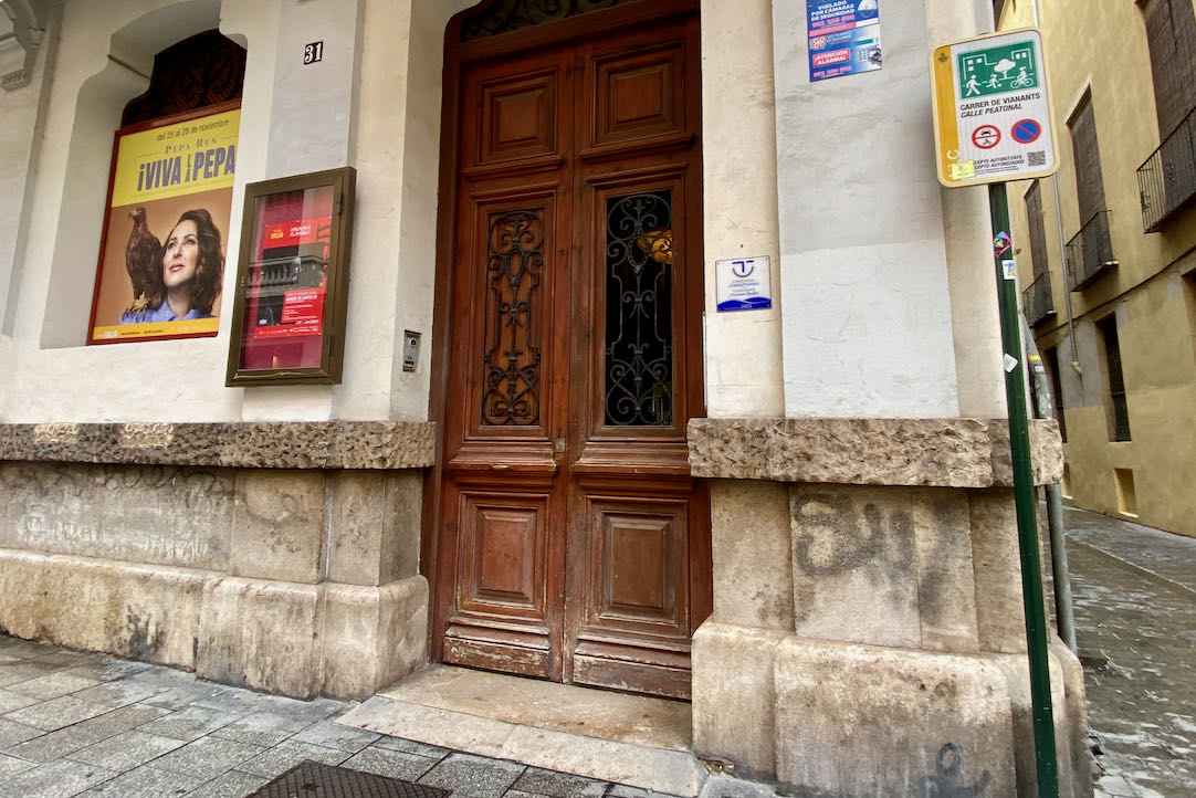 Puerta accesible. Entrada a sala y taquilla