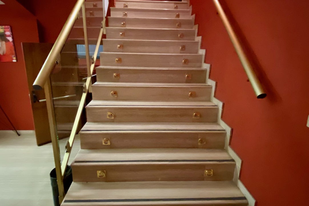 Escalera derecha de acceso al piso superior