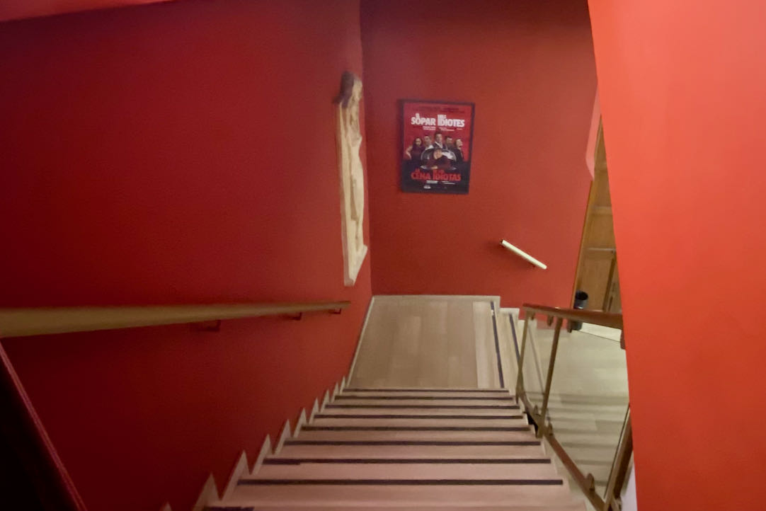 Escalera derecha de acceso al piso superior