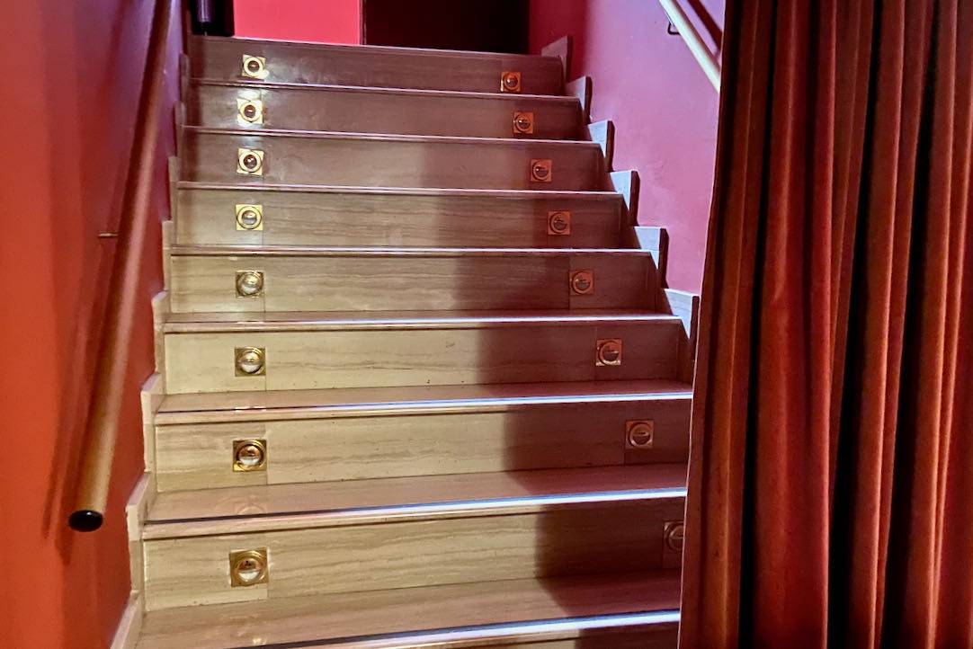 Escalera izquierda de acceso al piso superior
