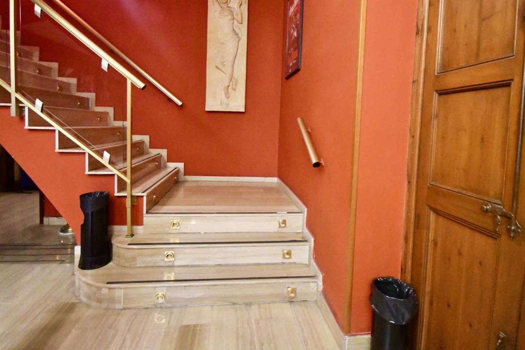 Escalera derecha de acceso al piso superior
