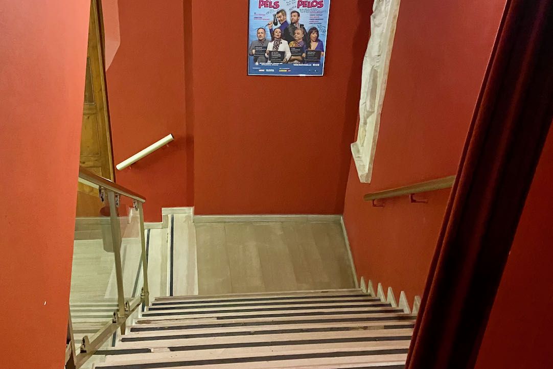 Escalera izquierda de acceso al piso superio