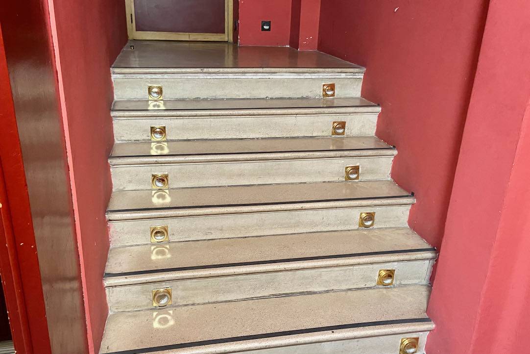 Escalera izquierda de acceso al piso superio