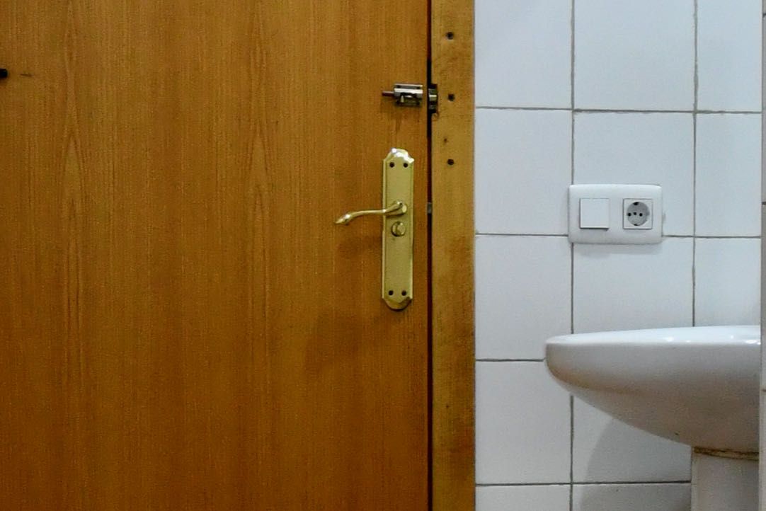 Mecanismo y cerrojo interior de la puerta del aseo PMR