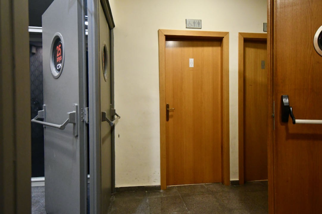 Puerta de acceso al aseo PMR