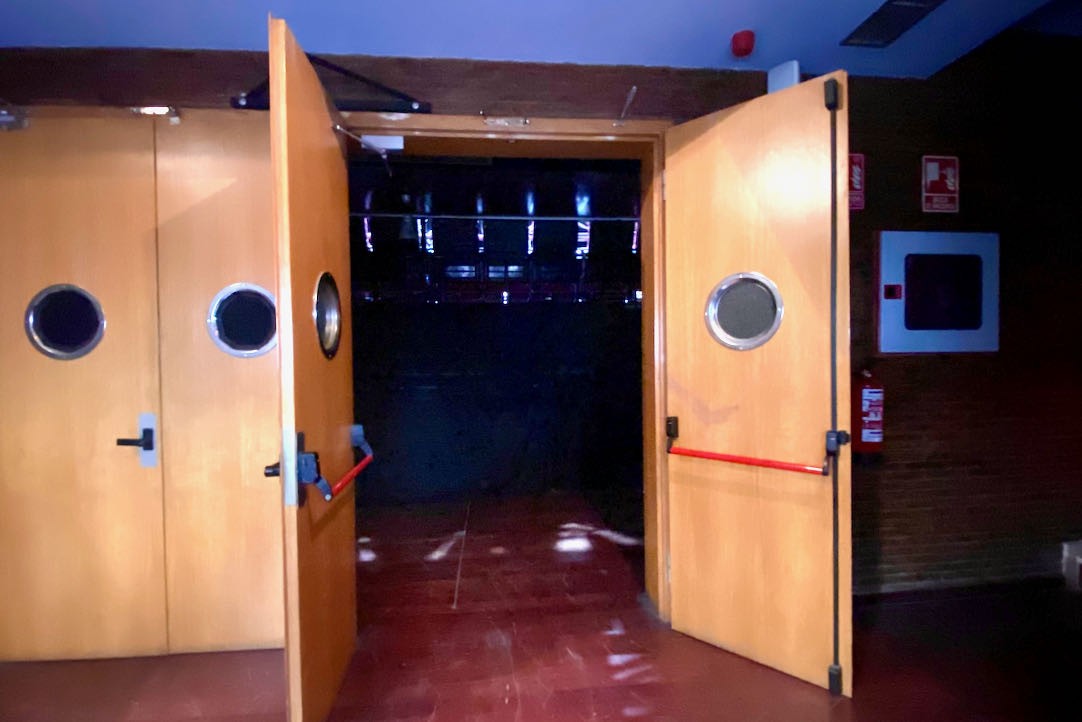 Puertas de acceso al pasillo de acceso al piso superior