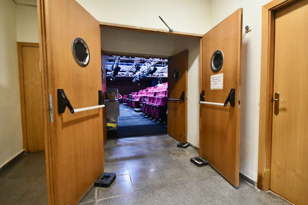 Puertas de la sala principal