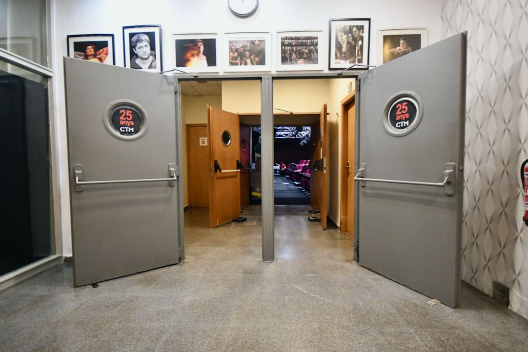 Primera puerta de acceso a la sala 