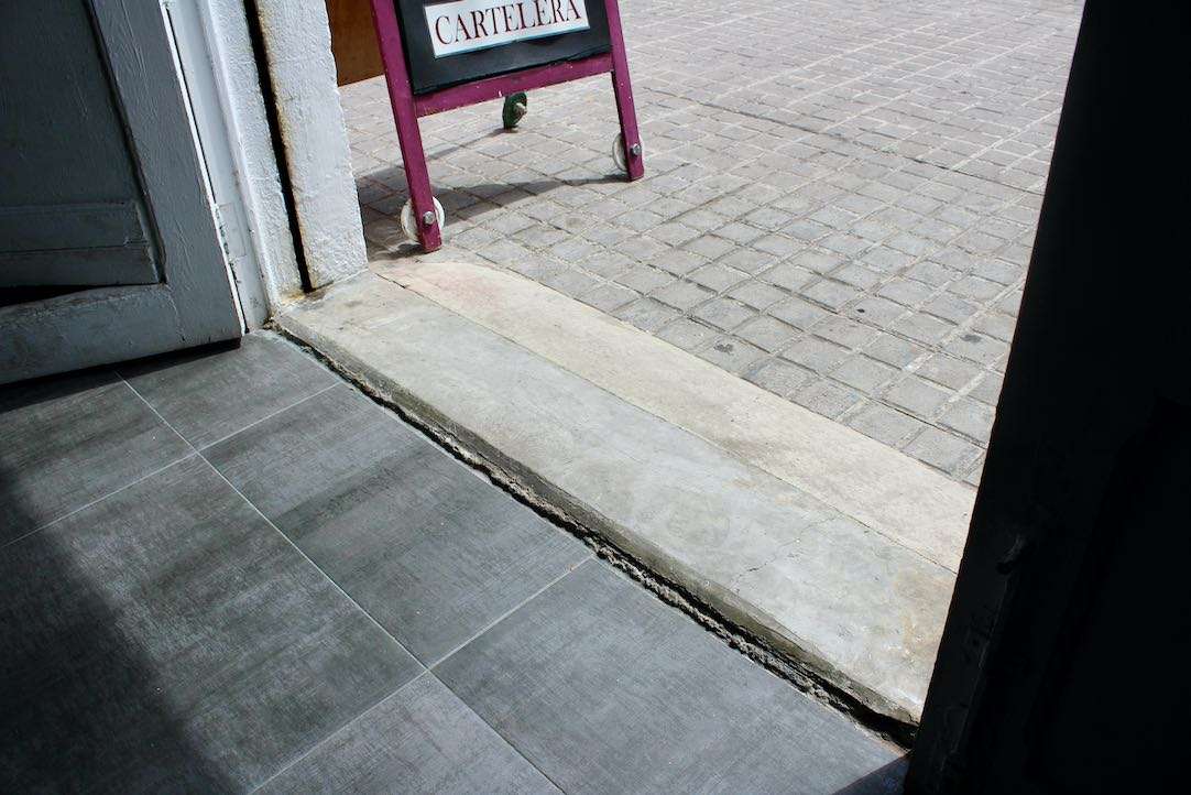 Detalle del resalte en la puerta principal