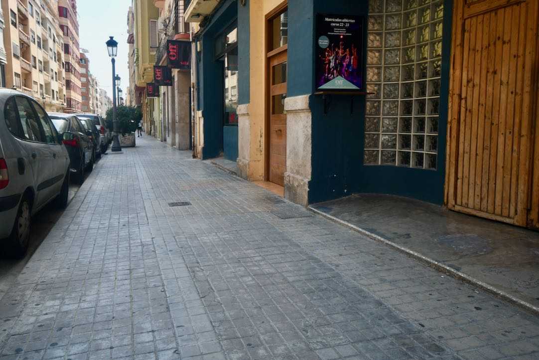 Acera de acceso a Off Teatro