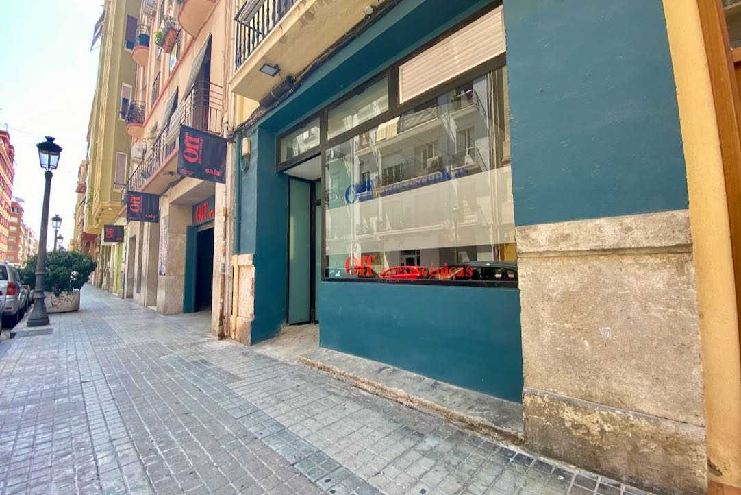 Acceso desde la calle al Aula de Interpretación de Off Teatro