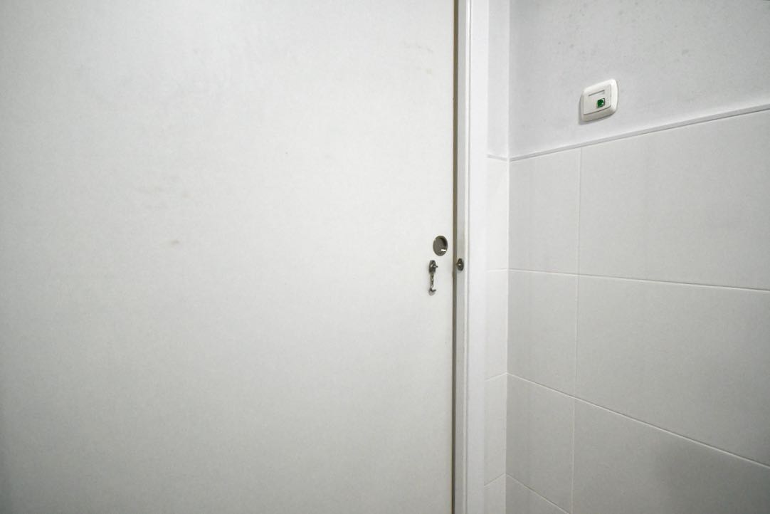 Mecanismo de apertura interior y cerrojo de la puerta del aseo para PMR