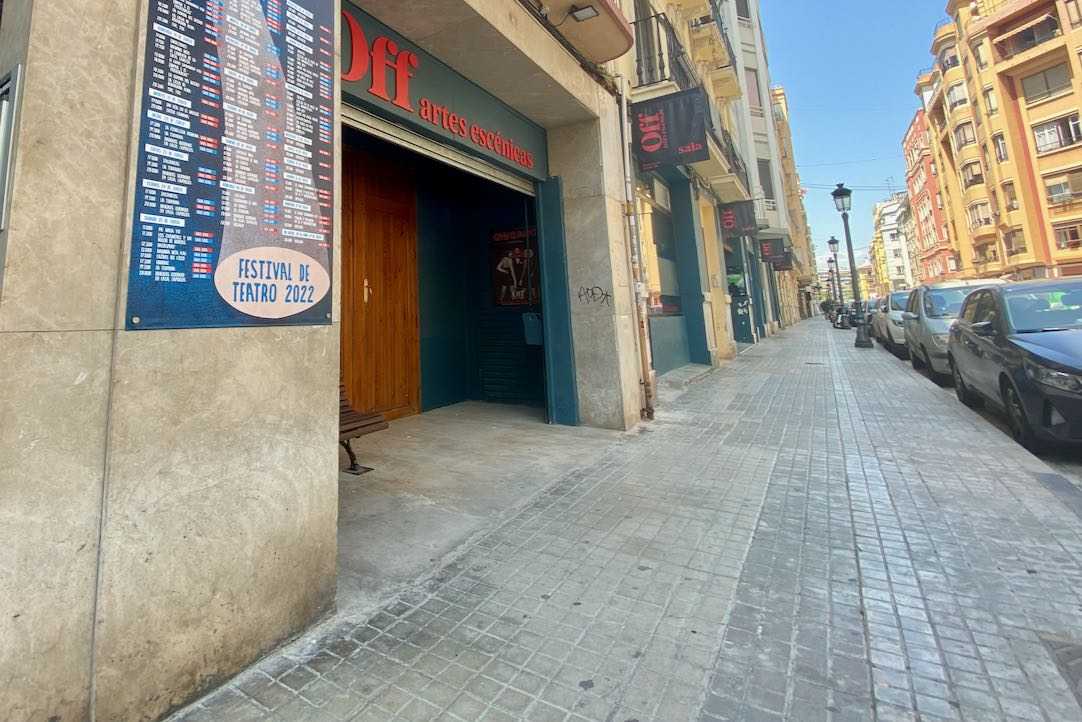 Acera de acceso a Off Teatro