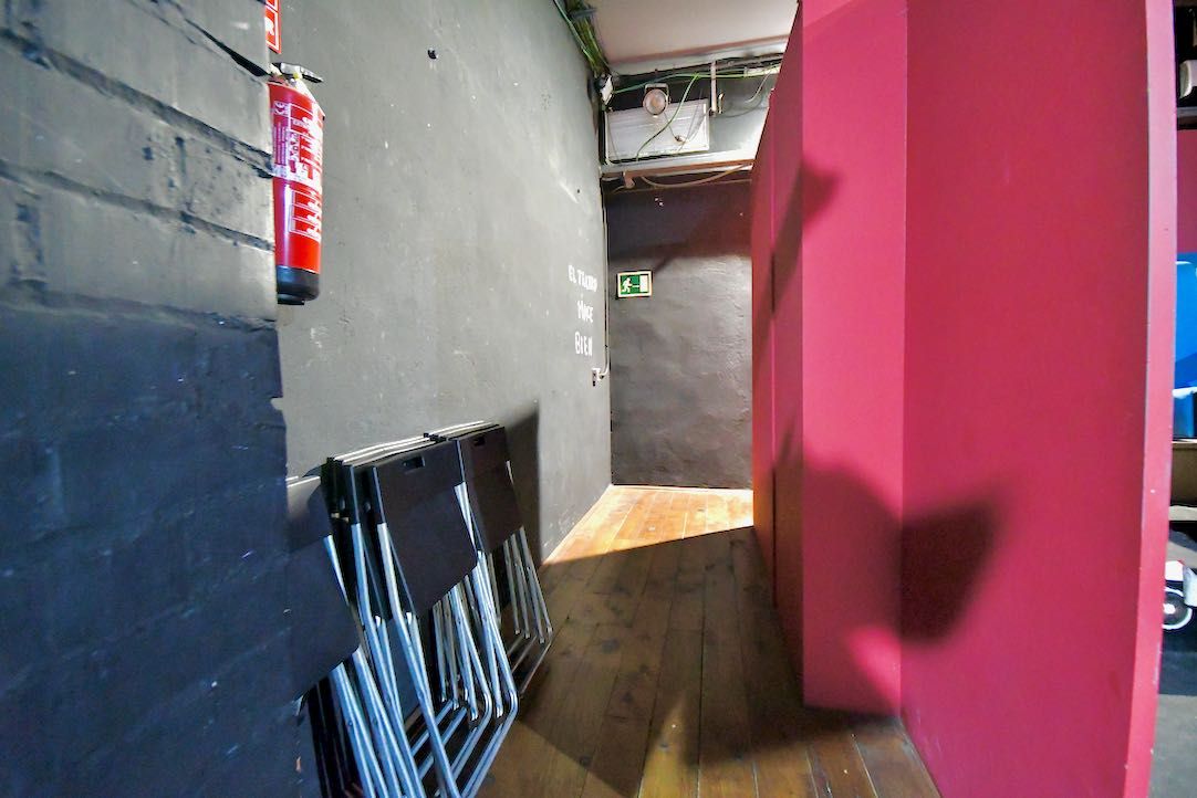 Acceso a la sala principal