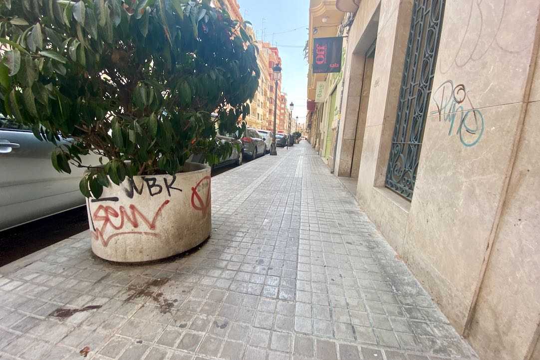 Acera de acceso a Off Teatro