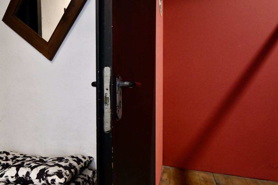 Acceso a la sala principal