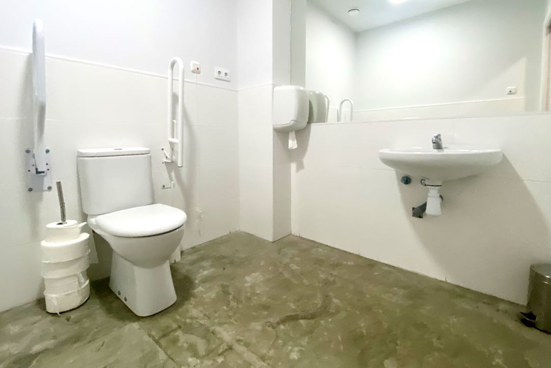 Interior del aseo para PMR