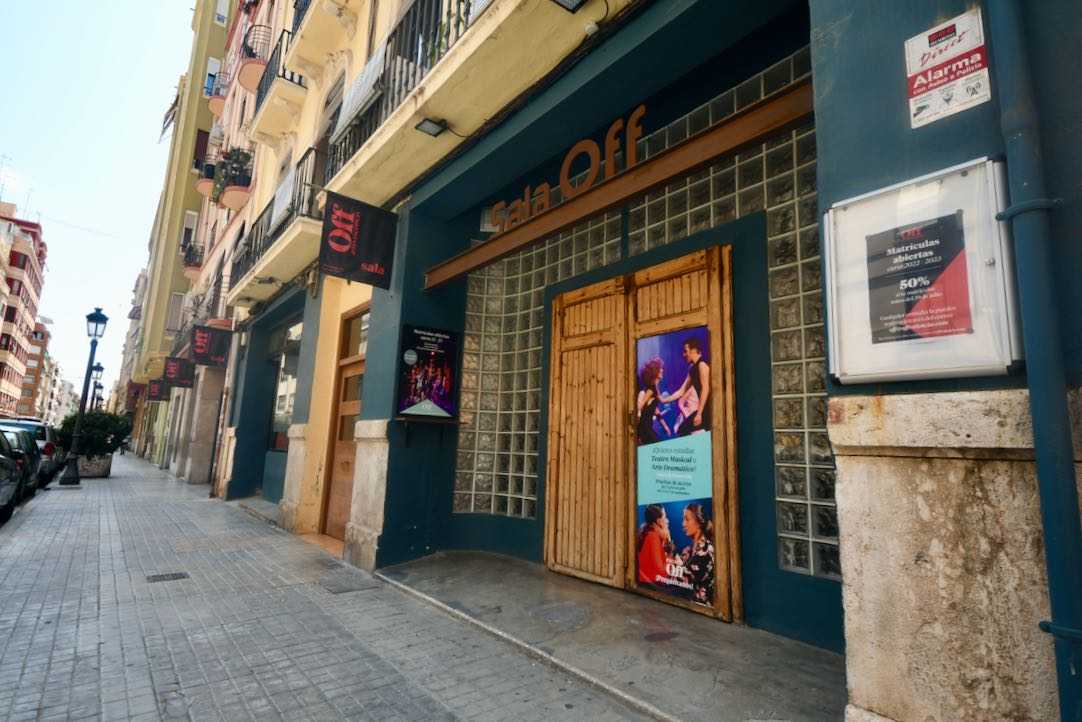 Acceso desde la calle a la Cantina de Off Teatro