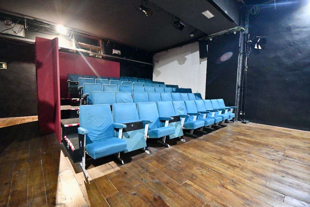 Espacio para PMR en silla de ruedas junto al pasillo derecho. FILA 1 BUTACA 1
