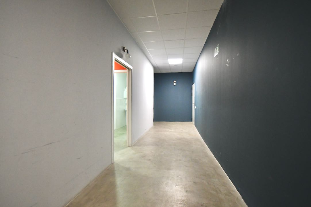 Pasillo de acceso al aseo para PMR