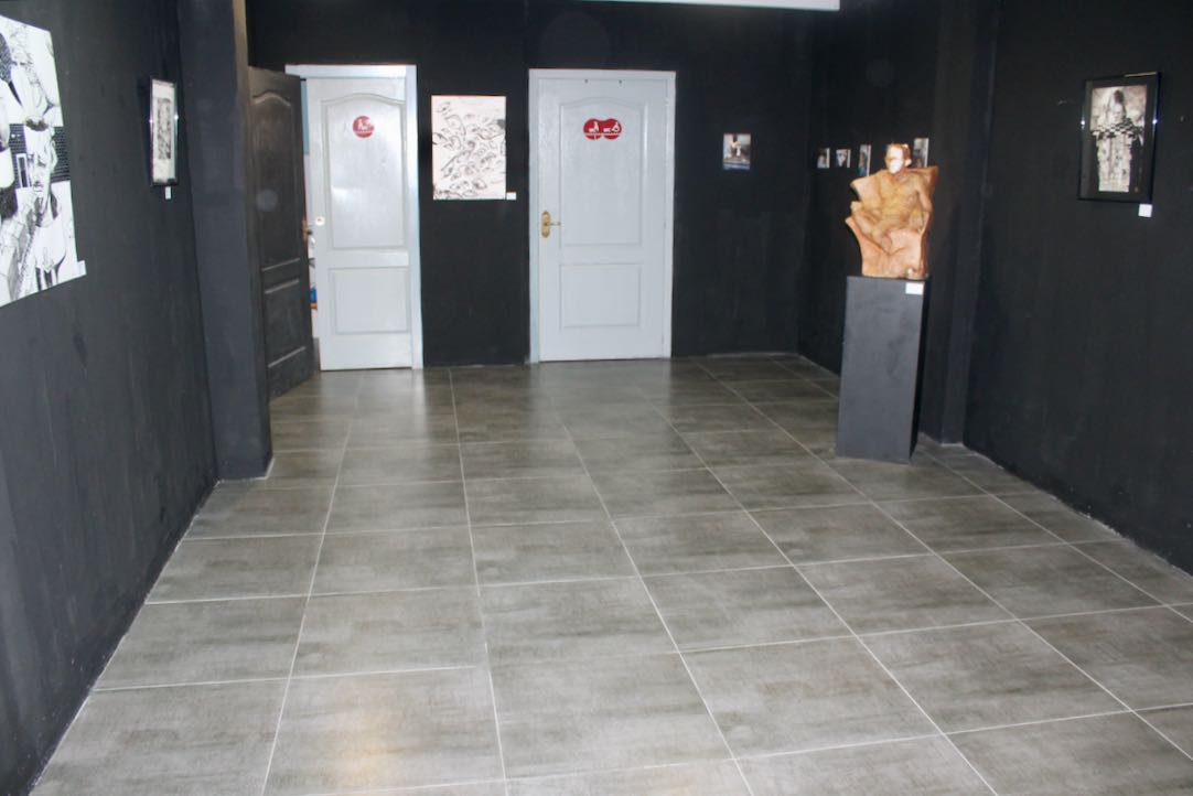 Sala de acceso a los aseos y a la sala principal