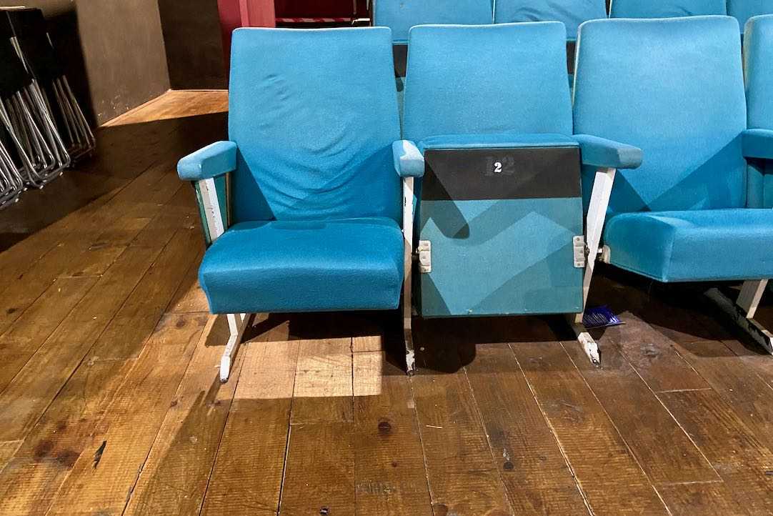 Espacio para PMR en silla de ruedas junto al pasillo derecho. FILA 1 BUTACA 1