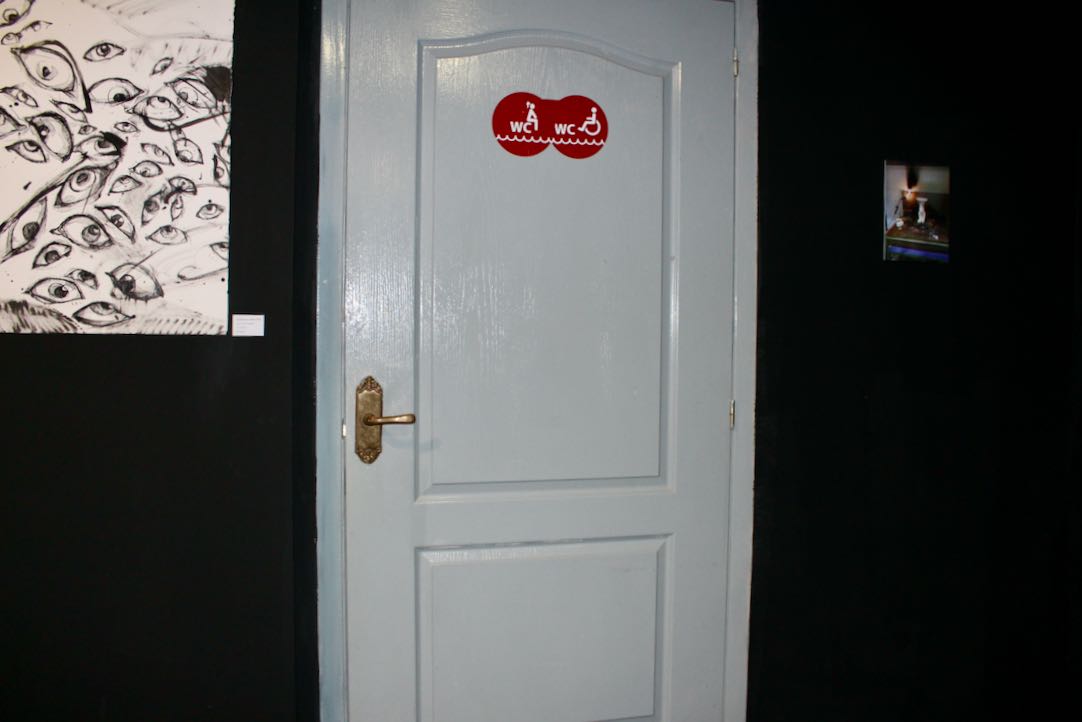 Puerta de acceso al aseo PMR
