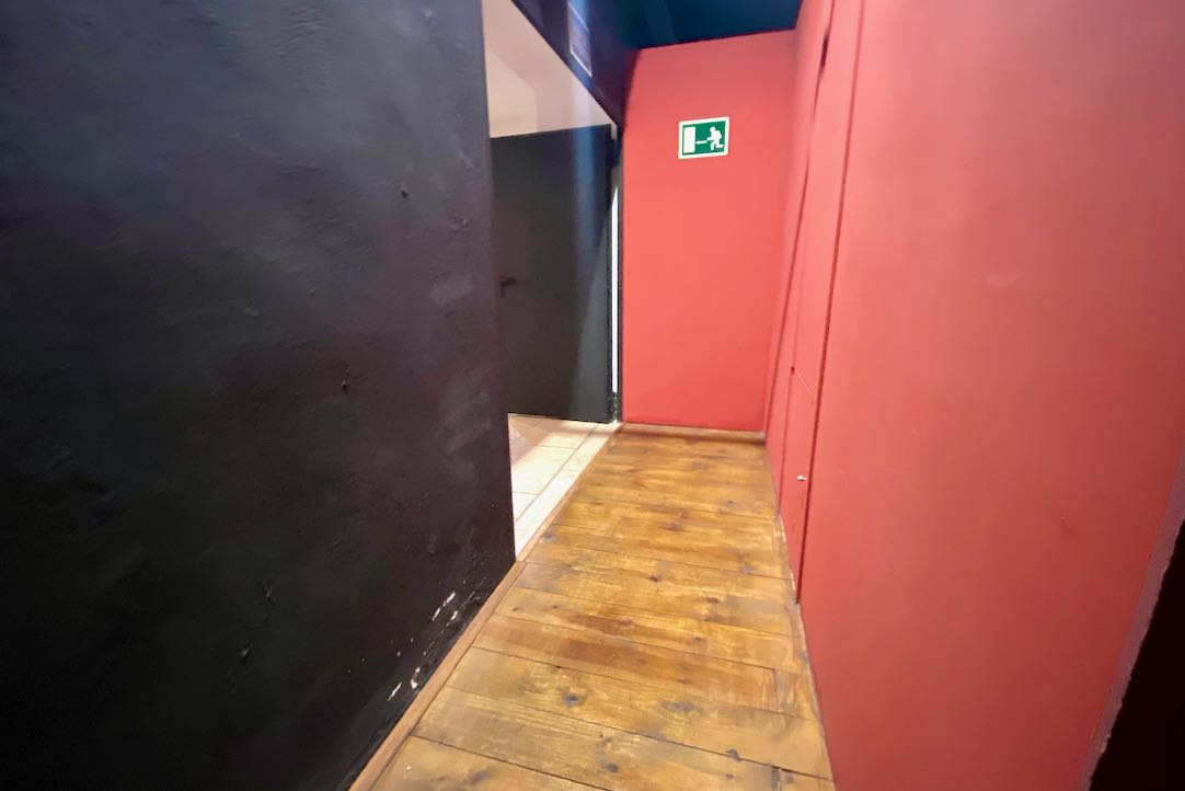 Acceso a la sala principal