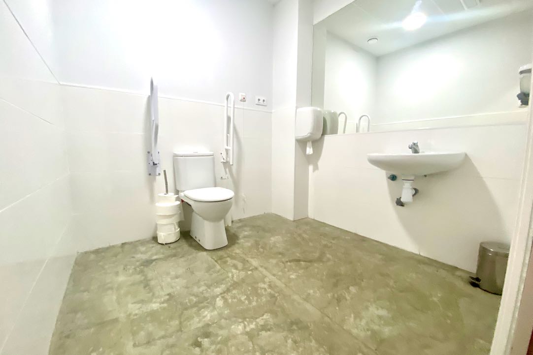 Interior del aseo para PMR