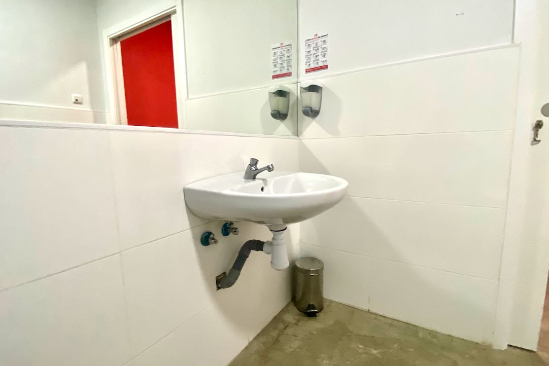 Lavabo del aseo para PMR