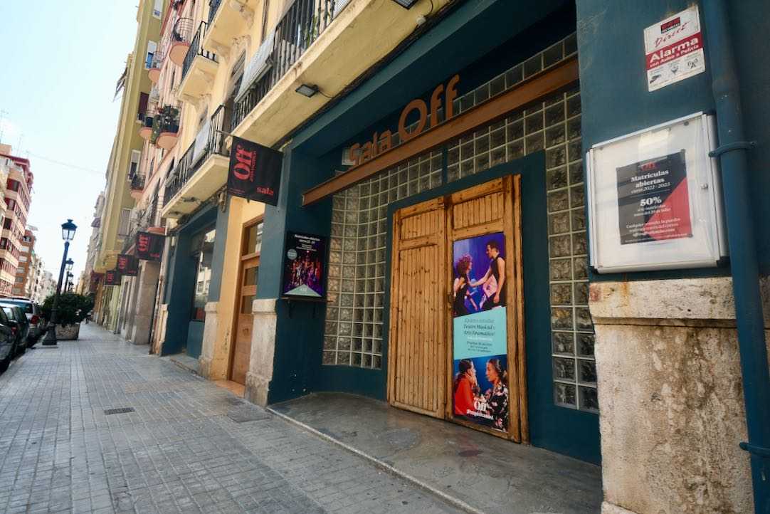 Acceso desde la calle a la Cantina