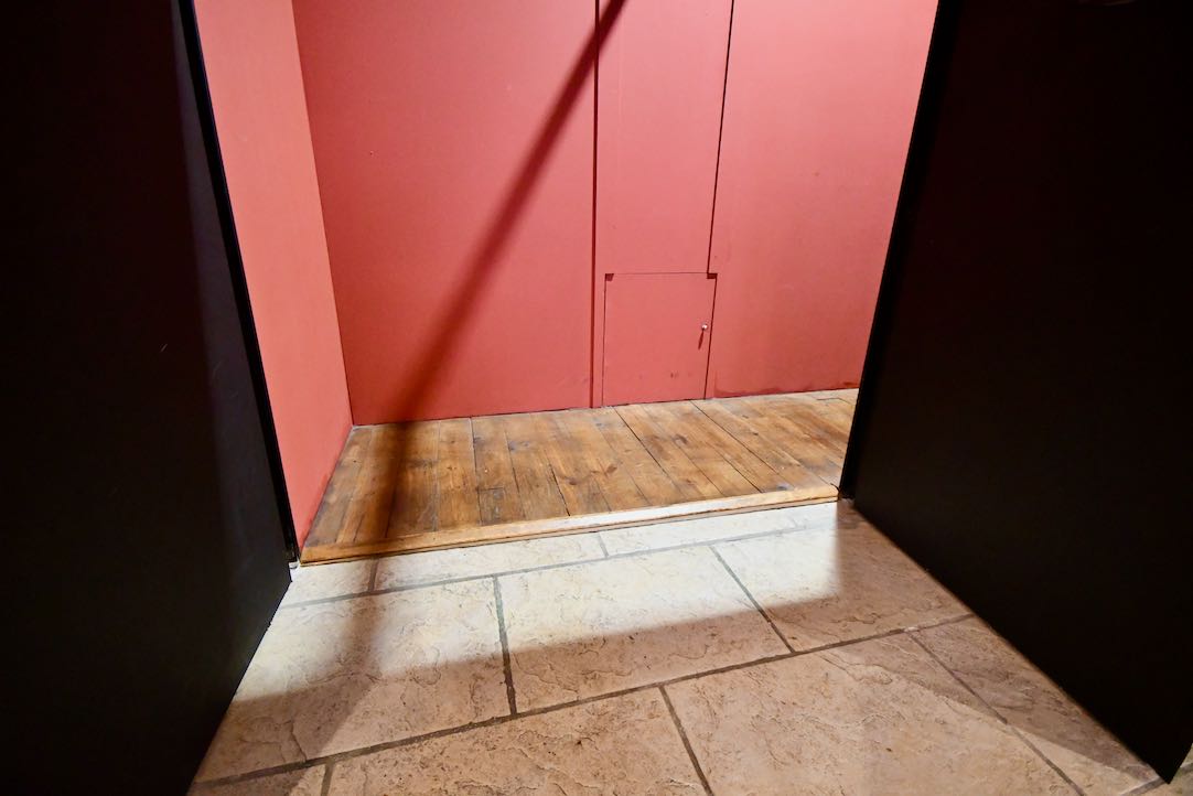 Acceso a la sala principal