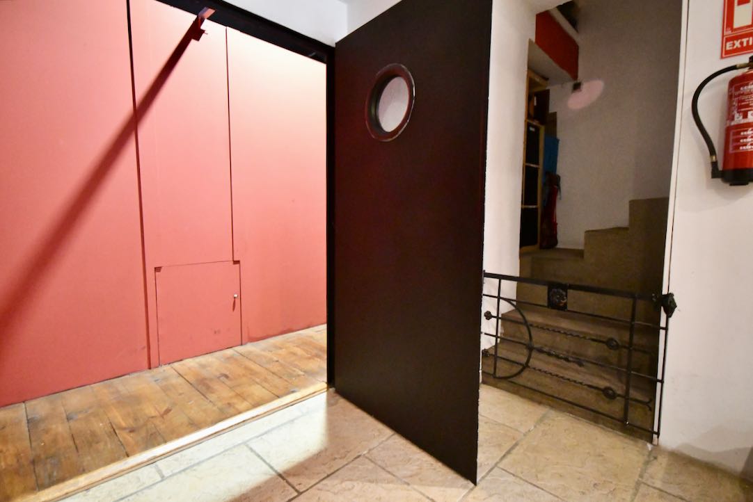 Acceso a la sala principal
