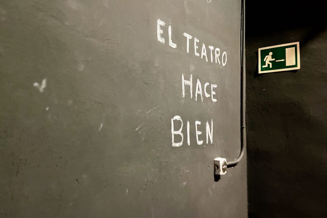 Acceso a la sala principal
