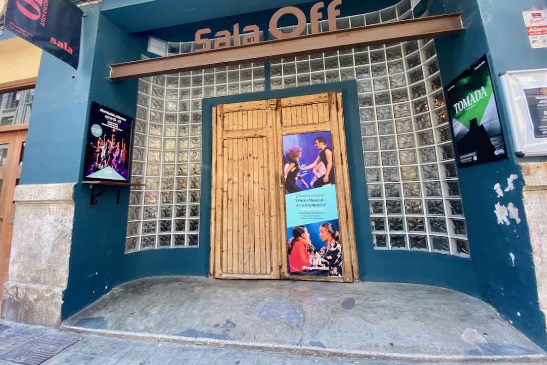 Acceso desde la calle a la Cantina de Off Teatro