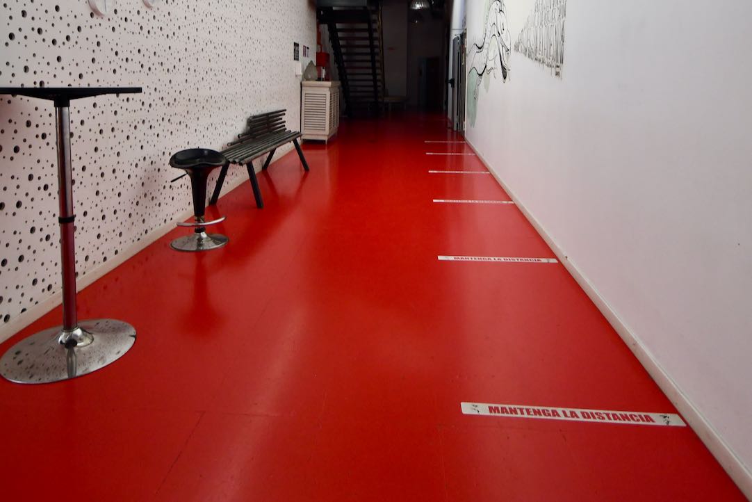 Pasillo de acceso al aseo PMR
