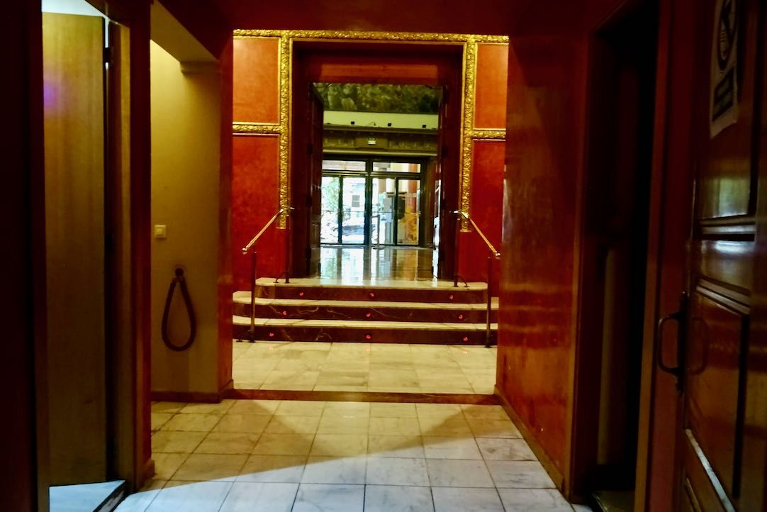 Escalera de acceso al pasillo central