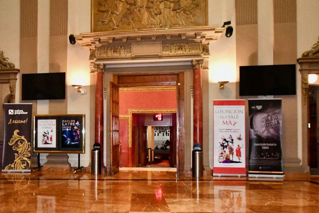 Puerta de acceso al pasillo central (no accesible para silla de ruedas)